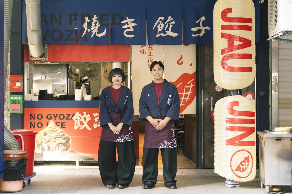 餃津創辦人與台南五妃街店面門口合影